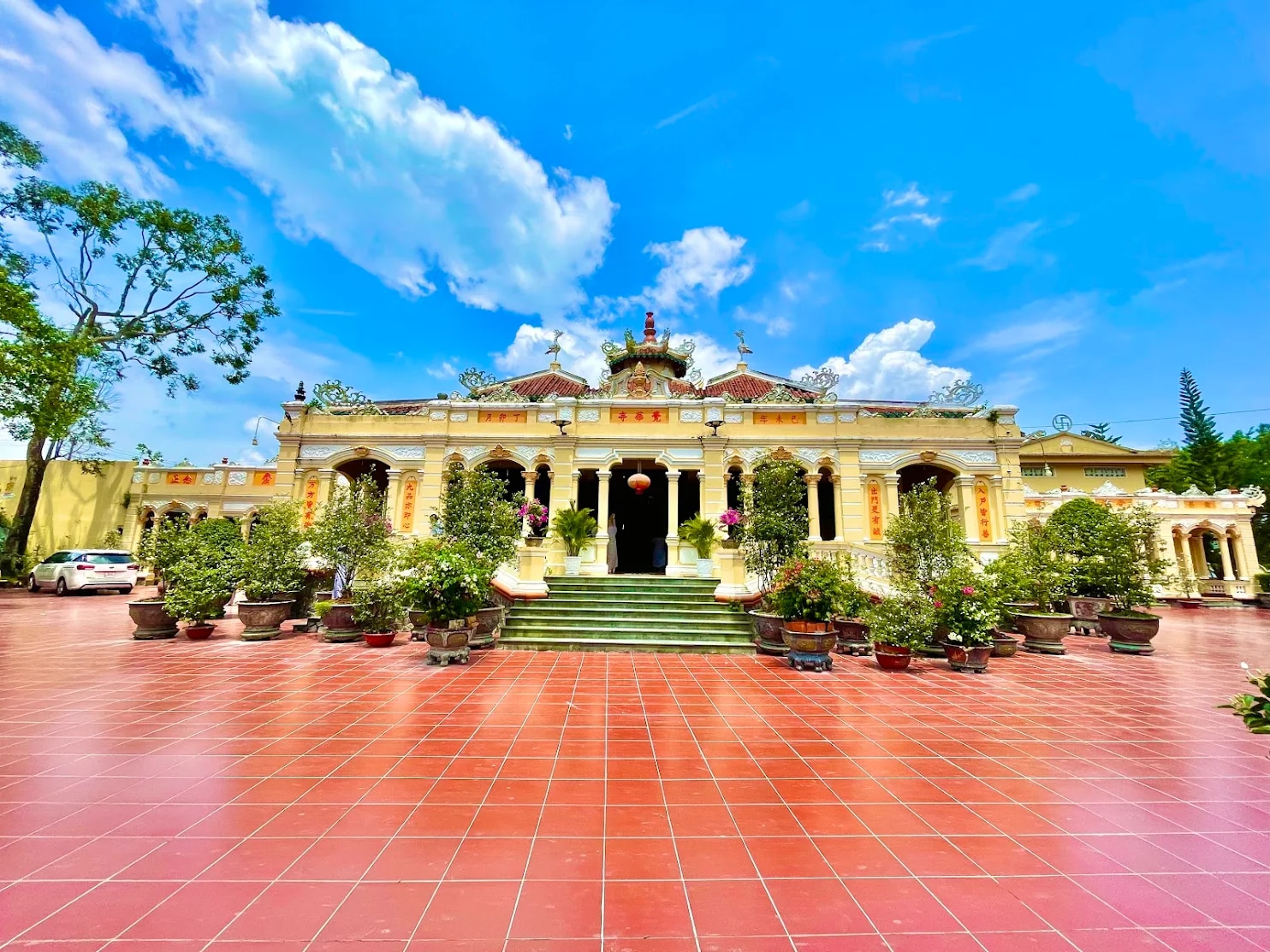 Khu vực chánh điện